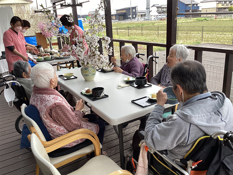 テラスにてさくら会