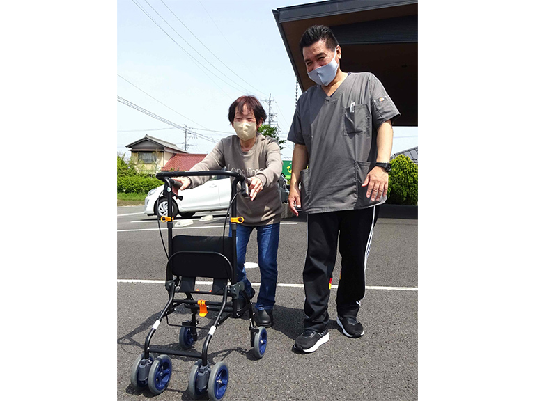 青空の下で歩行訓練中