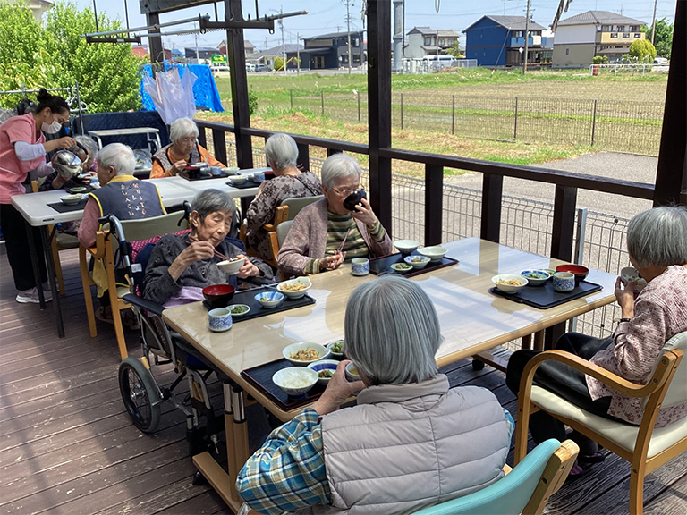 テラスで昼食