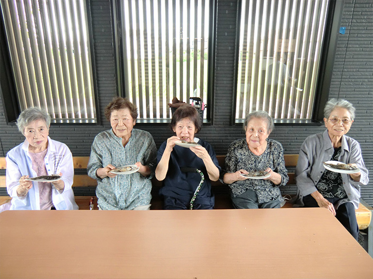 鮎を掴んで焼いた後は