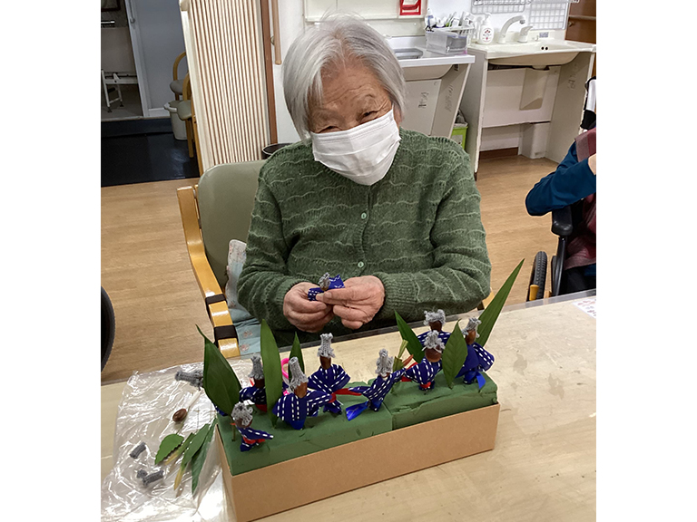 どんぐりでかかし作り