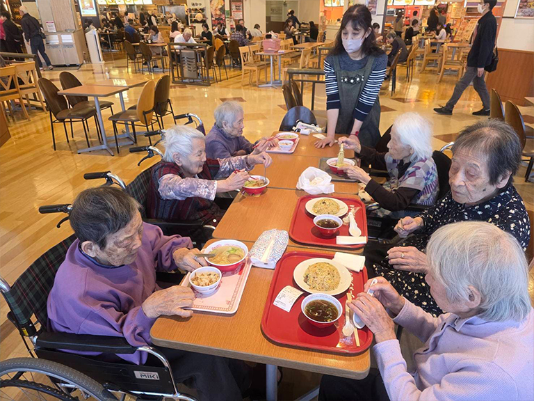 皆でフードコートランチ会